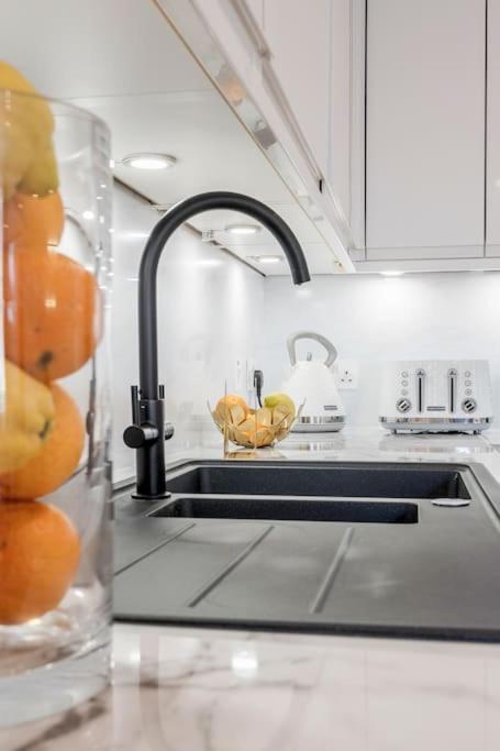 Villa House 10 Mins To Tower Bridge Hot Tub & Parking Londres Exterior foto